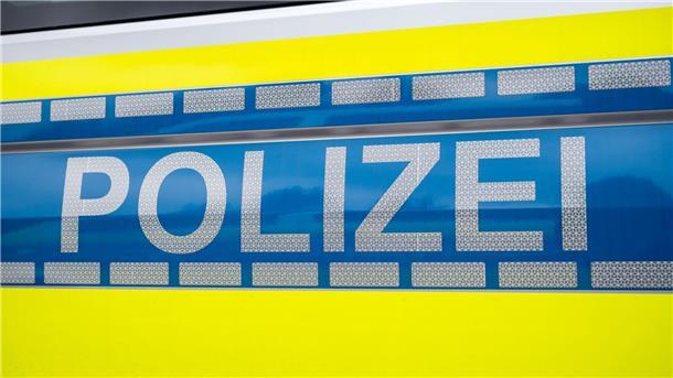  Der Schriftzug "Polizei" steht auf einem Einsatzfahrzeug. 