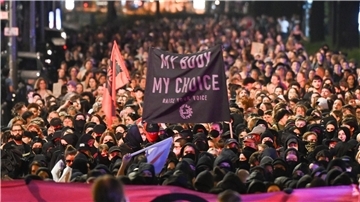 Bei der queer-feministischen Demonstration „Take back the night“ zogen nach Polizeiangaben etwa 2800 Menschen durch Berlin-Friedrichshain.