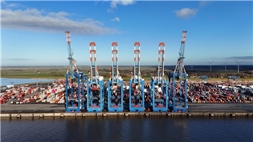 Containerbrücken an der Kaje.