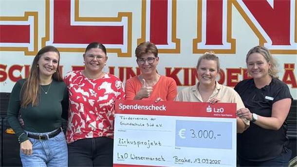 Bei der Scheckübergabe dabei waren (von links): Fenja Henning (Kassenwartin des Fördervereins) Irina Dischke (Vorsitzende des Fördervereins), kommissarische Schulleiterin Karin Wewer, Anna-Marie Zimmermann (Schriftführerin des Fördervereins) und Martina Francksen (LzO).