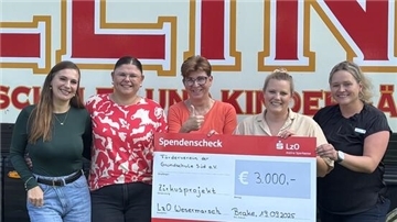 Bei der Scheckübergabe dabei waren (von links): Fenja Henning (Kassenwartin des Fördervereins) Irina Dischke (Vorsitzende des Fördervereins), kommissarische Schulleiterin Karin Wewer, Anna-Marie Zimmermann (Schriftführerin des Fördervereins) und Martina Francksen (LzO).