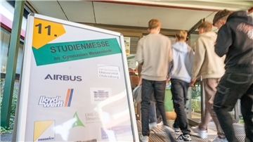 Schüler gehen zur Studienmesse.