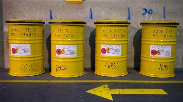Fässer mit radioaktivem Abfall stehen neben einem Weg im Zwischenlager der Wiederaufarbeitungsanlage Karlsruhe.