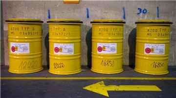 Fässer mit radioaktivem Abfall stehen neben einem Weg im Zwischenlager der Wiederaufarbeitungsanlage Karlsruhe.