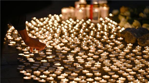 Unfall mit sieben Toten: 34-Jähriger saß am Steuer Bei der Trauerandacht in der Divi-Blasii-Kirche in Mühlhausen werden Kerzen angezündet.
