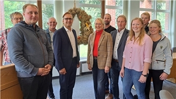 Bild von der Erntekrone mit Vertreterinnen und Vertretern des Kreislandvolkverbands Wesermarsch, des Kreislandfrauenverbands Wesermarsch und des Landkreises Wesermarsch
