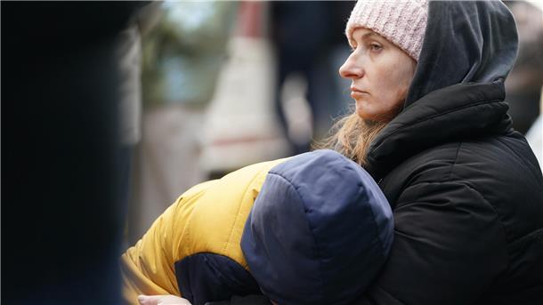 Es geht sogar an die Sozialleistungen: Sparkurs in Bremerhaven und Bremen Frau mit Kind