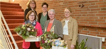 Fünf Frauen auf einer Treppe