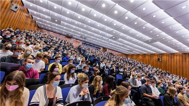 Studierende setzen bei Jobwahl auf Gehalt und Sicherheit Bei der Wahl des Arbeitgebers sind vielen Studierenden einer EY-Studie zufolge Gehalt, Jobsicherheit und die Vereinbarkeit von Familie und Beruf wichtig.