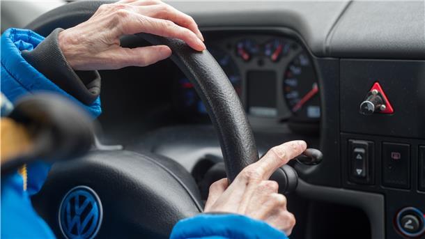 Seltene Krankheiten: Wenn die Diagnose zur Detektivarbeit wird Hände am Lenkrad eines Autos.