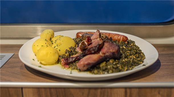 Eine Portion Grünkohl mit Kartoffeln und Wurst. 