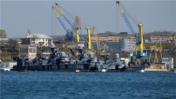 Neue Getreideblockade - Moskau setzt ukrainischen Deal aus Bei Drohnenangriffen ist Moskau zufolgein Sewastopol ein Kriegsschiff der Schwarzmeerflotte getroffen worden.
