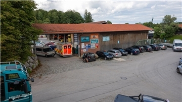Bei einem Arbeitsunfall in einer Entsorgungsfirma in Oberbayern sind drei Männer in einem Kanalsystem ertrunken.