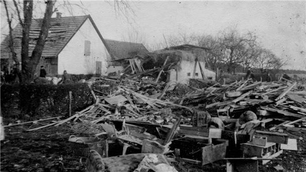 Bei einem Bombenangriff heute vor 80 Jahren ist das Wohnhaus der Familie Ehler an der Mühlenstraße 40 in Nordholz zerstört worden. Bis auf den Vater der Familie überlebte niemand.