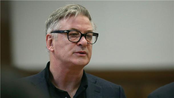 Todesschuss bei Western-Dreh: Alec Baldwin muss vor Gericht Bei einem Dreh mit Alec Baldwin kam eine Kamerafrau durch einen Schuss ums Leben.