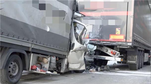 Bei einem heftigen Unfall auf der A1 in Wildeshausen ist am Montagnachmittag der Fahrer eines Transporters schwer verletzt worden.