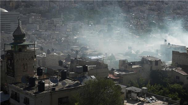 Bei einem israelischen Militäreinsatz im besetzten Westjordanland sind militante Palästinenser getötet worden. Hier steigt Rauch während einer Razzia israelischer Sicherheitskräfte in der besetzten Stadt Nablus Anfang des Monats auf.