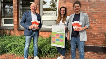Bei einem Pressetermin übergaben die Stellenleiterin Isabel Otto und die in Bremervörde tätige Beraterin, Sozialarbeiterin Rebecca Lehr, Bürgermeister Michael Hannebacher den Jahresbericht für 2024.