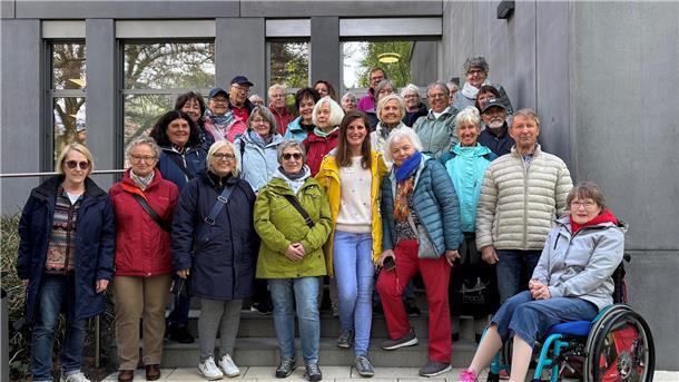 Männer und Frauen haben sich zu einem Gruppenbild aufgestellt