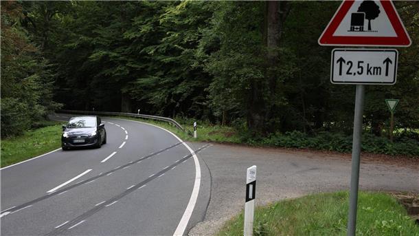 Tödlicher Unfall in Nordhessen: Zwei Ehepaare sterben Bei einem schweren Verkehrsunfall im Norden Hessens bei Kassel sind in der Nacht vier Menschen ums Leben gekommen.