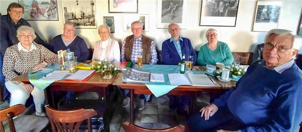 Bei einem sogenannten Warkeldag wurden neue Geschichten vorgelesen und diskutiert von (von links) Holger Rick, Amanda Kummerhoff, Petra Schomaker, Gundula Niedzella, Ernst-Moritz Hüpers, Hans Willms, Helga Theilen-Sandstede und Reinhard Meyer.