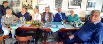 Bei einem sogenannten Warkeldag wurden neue Geschichten vorgelesen und diskutiert von (von links) Holger Rick, Amanda Kummerhoff, Petra Schomaker, Gundula Niedzella, Ernst-Moritz Hüpers, Hans Willms, Helga Theilen-Sandstede und Reinhard Meyer.