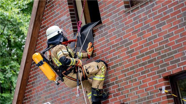 Feuer löschen, Menschen retten: Feuerwehren im Wettkampf Bei einem Szenario mussten sich die Einsatzkräfte aus einem Gebäude abseilen.