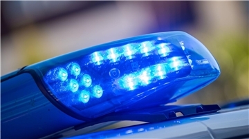 Blaulicht der Polizei. Bei einem Unfall im Bereich K48/L135 in Hagen im Bremischen wurden zwei Frauen verletzt; beide Fahrzeuge mussten abgeschleppt werden.