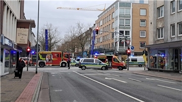 Bei einem Unfall mit einem Linienbus wurde eine 71-jährige Frau am Montag in Bremerhaven schwer verletzt.