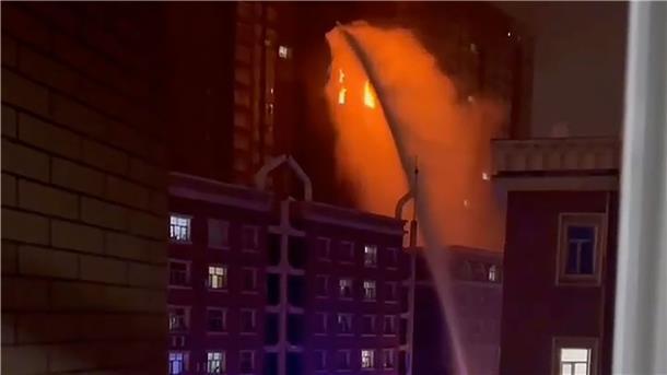 Bei einem Wohnungsbrand in der nordwestchinesischen Stadt Ürümqi sind mindestens zehn Menschen getötet und weitere neun verletzt worden.