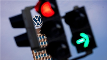 Bei einem Zusammenstoß in Wolfsburg sind zwei junge Männer schwer und einer leicht verletzt worden. (Symbolbild)
