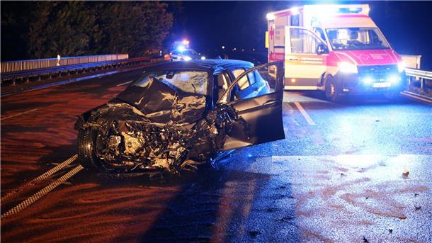 Frontalzusammenstoß auf der B27 - Mutter und Tochter tot Bei einem Zusammenstoß von zwei Autos auf der B27 bei Ebergötzen (Landkreis Göttingen) sind zwei Menschen ums Leben gekommen.