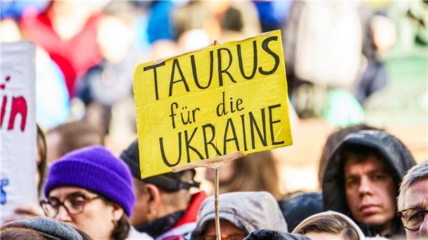 Bei einer Demonstration zum zweiten Jahrestag des russischen Angriffskrieges auf die Ukraine haben einige Teilnehmer die Lieferung von Taurus-Marschflugkörper gefordert.
