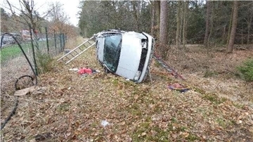 An der Albstedter Straße bei Hagen im Bremischen liegt ein verunglücktes Auto auf der Seite. Es ist stark beschädigt.