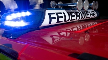  Ein Einsatzfahrzeug der Feuerwehr mit eingeschaltetem Blaulicht.   Bei einer Fettexplosion in Geestemünde wurde ein 26-Jähriger verletzt. Die Bremerhavener Feuerwehr verhinderte Schlimmeres.