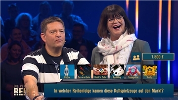 Ein Mann und eine Frau in einer Quizshow. Bei einer Frage durfte sich Butjadingens Bürgermeister Axel Linneweber via Teamjoker von seiner Frau Tanja helfen lassen.