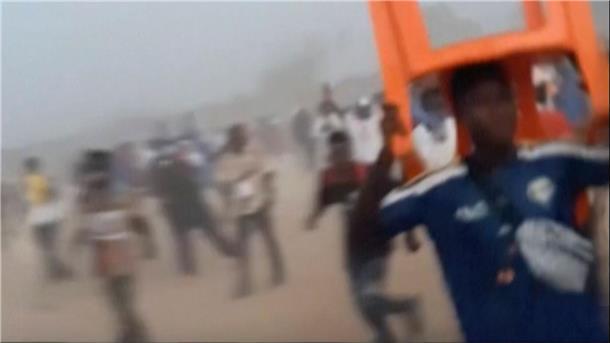 Bei einer Massenpanik in einem Fußballstadion in Guinea kamen 56 Menschen ums Leben.