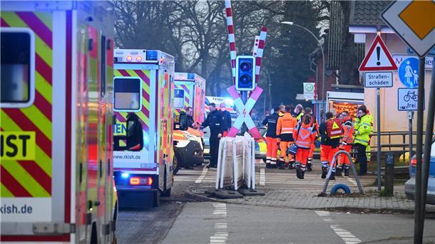 „Es ist ganz furchtbar“: Tote und Verletzte bei Messerattacke in Zug  Brokstedt: Einsatzkräfte der Polizei und Rettungsdienste sind an einem Bahnübergang in der Nähe von Bahnhof Brokstedt im Einsatz.