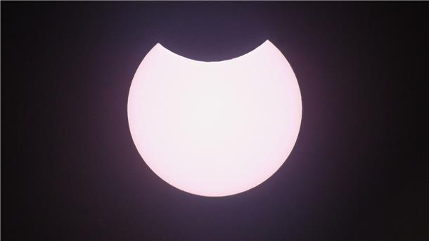 Partielle Sonnenfinsternis: Wenn der Mond die Sonne verdeckt Bei einer partiellen Sonnenfinsternis wird nur ein kleiner Teil der Sonne vom Mond verdeckt.
