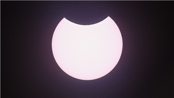 Bei einer partiellen Sonnenfinsternis wird nur ein kleiner Teil der Sonne vom Mond verdeckt.