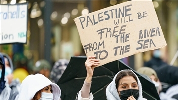 Bei einer propalästinensischen Demonstration in Frankfurt darf die Stadt die umstrittene Parole „From the river to the sea“ nicht verbieten.