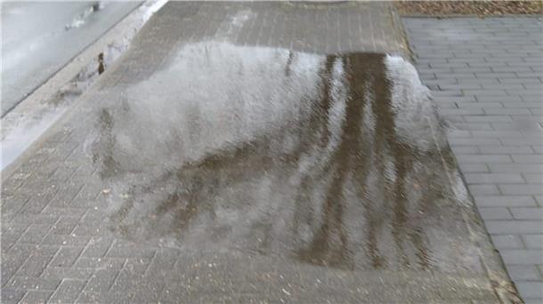 Schadhafte Radwege in Tiste: Senioren haben Angst vor schweren Stürzen Das Foto zeigt eine Pfütze auf dem Radweg.