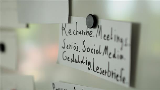 So geht Journalismus: NZ-Reporter im Klassenzimmer zu Medienkompetenz Eine Karte an einer Tafel, auf der Begriffe wie Recherche und Meetings stehen.