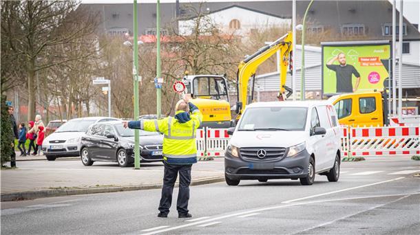 Bei einer Verkehrskontrolle am Kreisel in der Rickmersstraße in Bremerhaven zeigt sich, dass sich kaum ein Autofahrer an die Regeln hält.