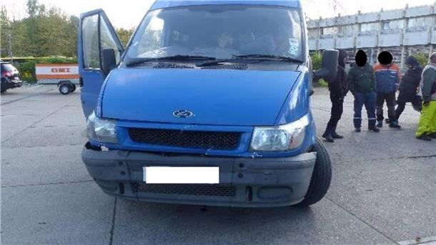 Transporter mit Männer in Arbeitskleidung