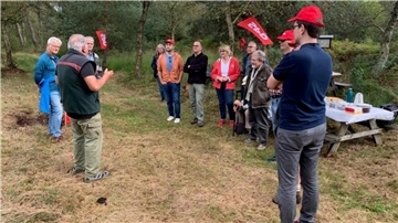 Mehrere Leute bei einer Wanderung zum Moorlehrpfad.