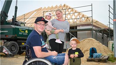 Bei Familie Holst wird nun das Dach gerichtet. Die Freude ist groß.