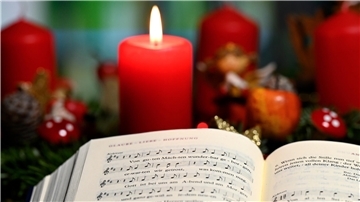 Adventskranz und Gesangbuch