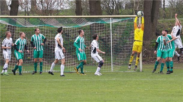 Bei Freistößen oder Eckbällen - wie hier im Heimspiel gegen den TuS Zeven - wird die Hintermannschaft des TSV Karlshöfen auch gegen den Rotenburger SV stark gefordert sein.