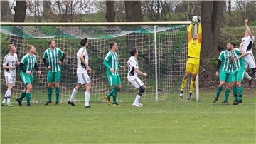 Bei Freistößen oder Eckbällen - wie hier im Heimspiel gegen den TuS Zeven - wird die Hintermannschaft des TSV Karlshöfen auch gegen den Rotenburger SV stark gefordert sein.